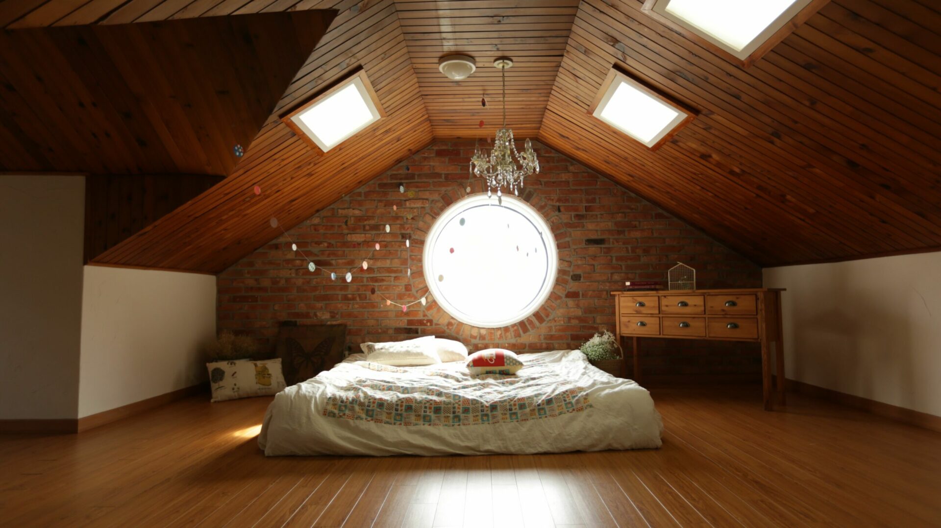 Schlafzimmer mit dunkler Deckenvertäfelung aus Holz