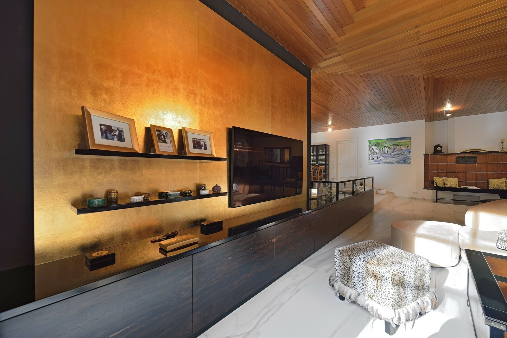 Wohnzimmer mit vertäfelter Holzdecke und großem Sideboard