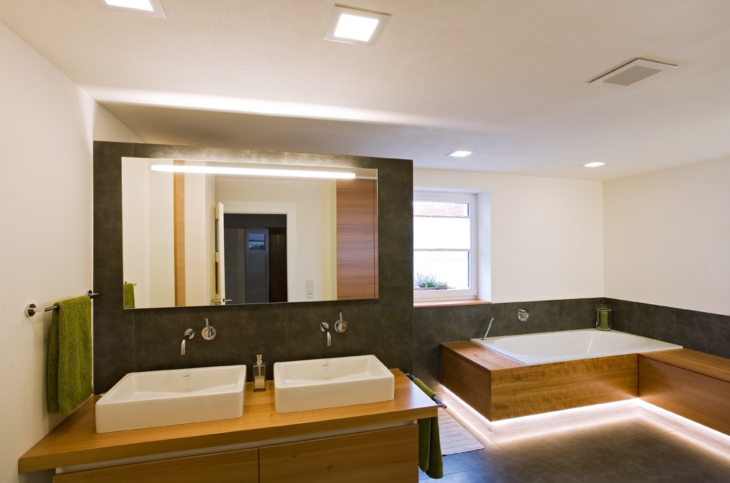 Modernes Badezimmer mit Lichtinstallation