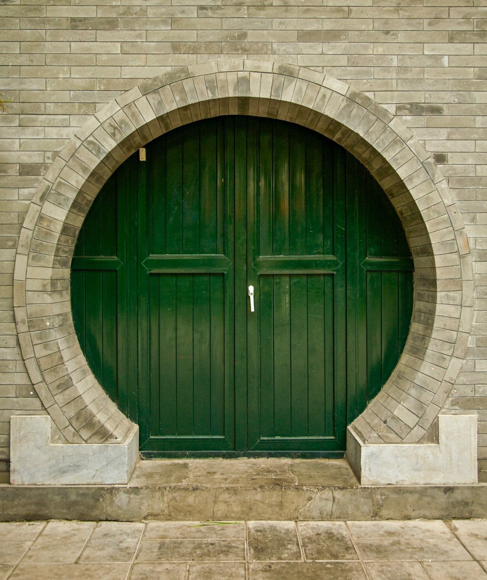 Runde Tür in Steinfassung
